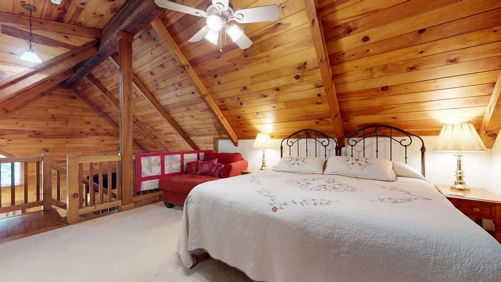 Luxury Farmhouse & Creekside Cottage, Dog-friendly, Scenic Views, Firepit, BBQ