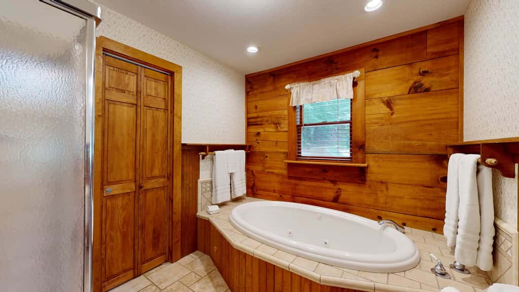 Luxury Farmhouse & Creekside Cottage, Dog-friendly, Scenic Views, Firepit, BBQ