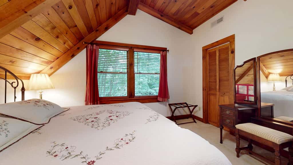 Luxury Farmhouse & Creekside Cottage, Dog-friendly, Scenic Views, Firepit, BBQ
