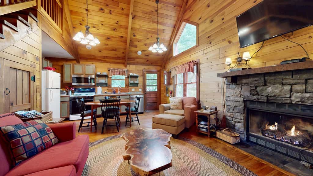 Luxury Farmhouse & Creekside Cottage, Dog-friendly, Scenic Views, Firepit, BBQ