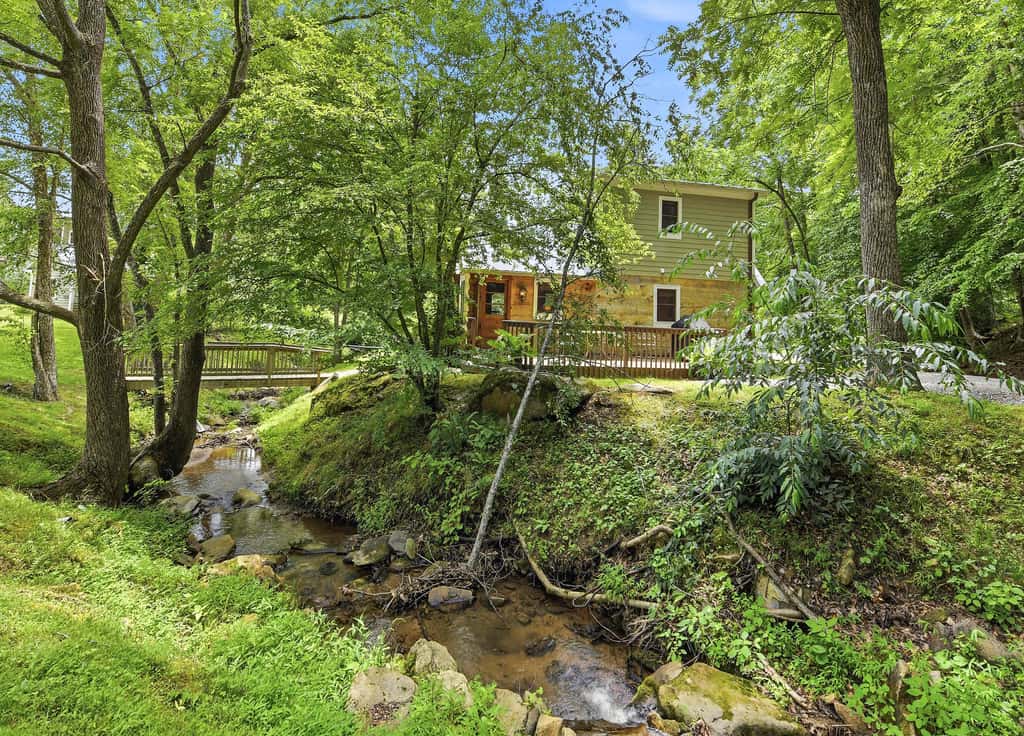 Luxury Farmhouse & Creekside Cottage, Dog-friendly, Scenic Views, Firepit, BBQ