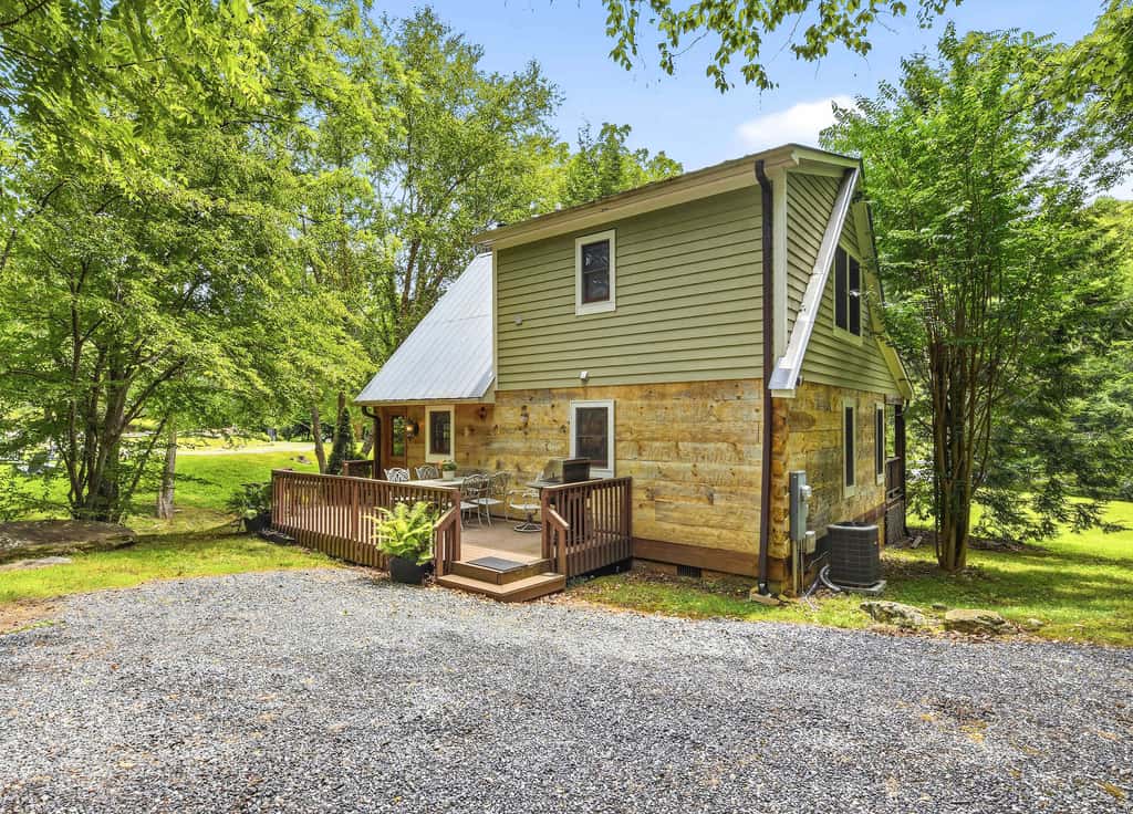 Luxury Farmhouse & Creekside Cottage, Dog-friendly, Scenic Views, Firepit, BBQ