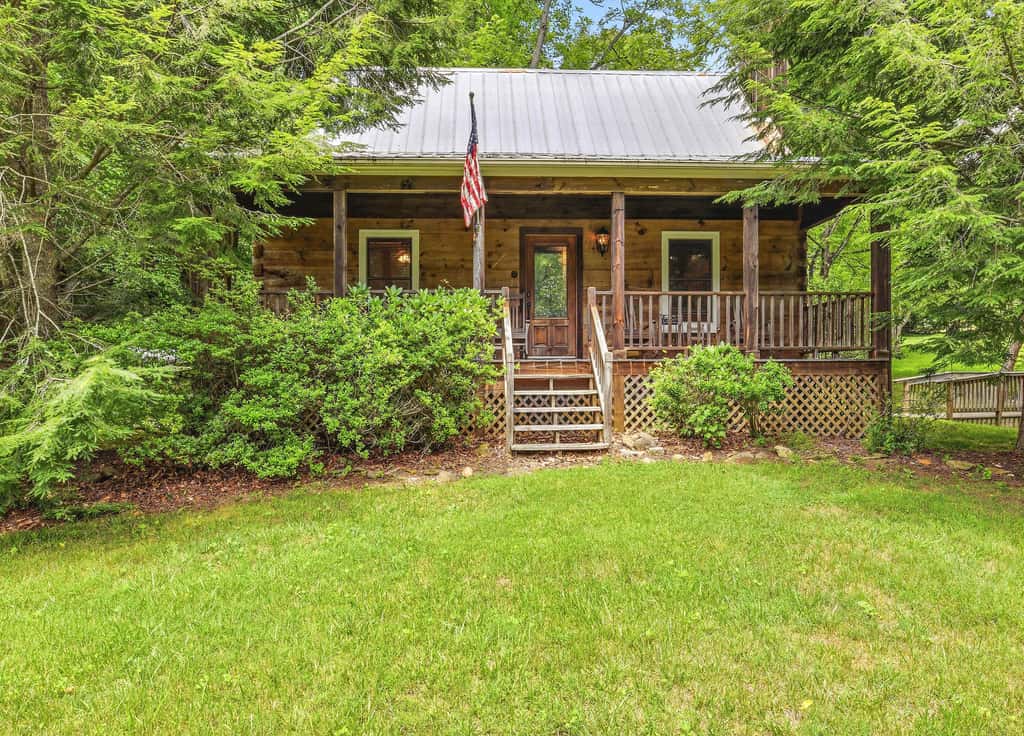 Luxury Farmhouse & Creekside Cottage, Dog-friendly, Scenic Views, Firepit, BBQ