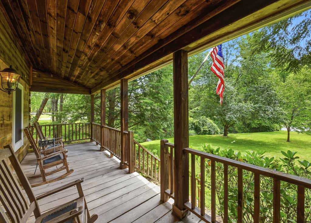 Luxury Farmhouse & Creekside Cottage, Dog-friendly, Scenic Views, Firepit, BBQ