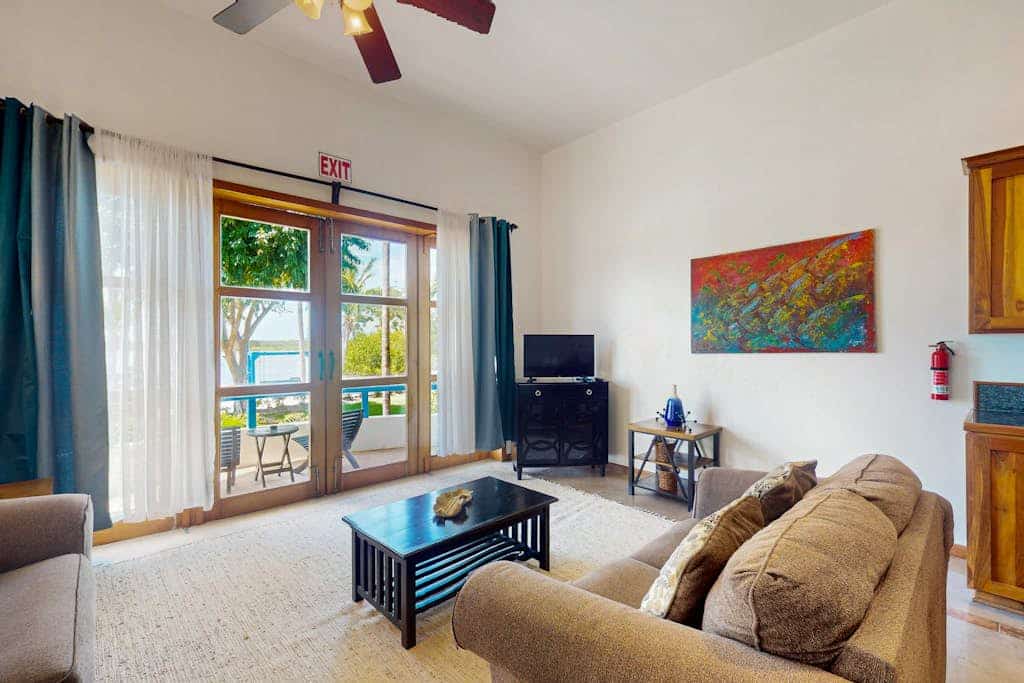 Charming  Apartment with Idyllic Waterfront Views and Outdoor Pool Access