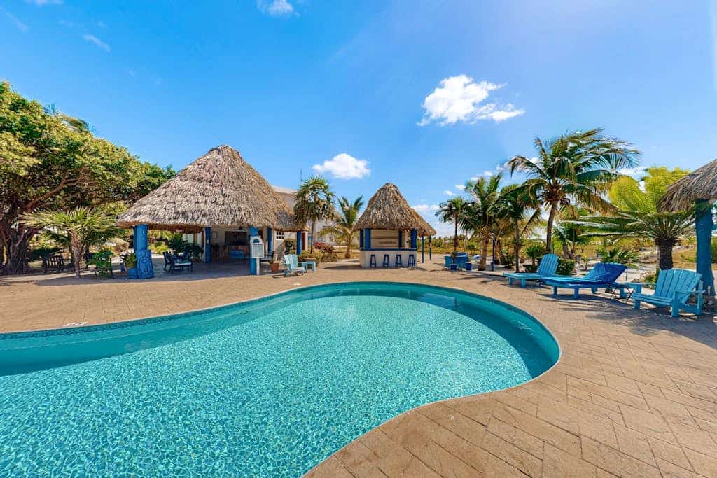 Charming  Apartment with Idyllic Waterfront Views and Outdoor Pool Access