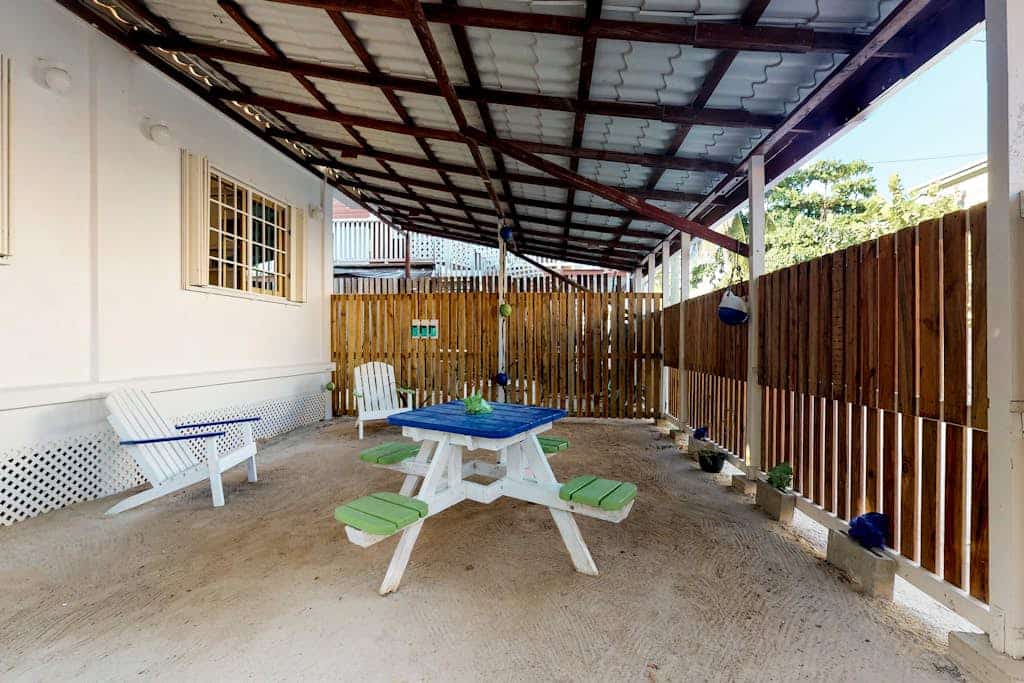 Tropical studio w/patio, WiFi, AC - steps to the sea, water taxis & restaurants