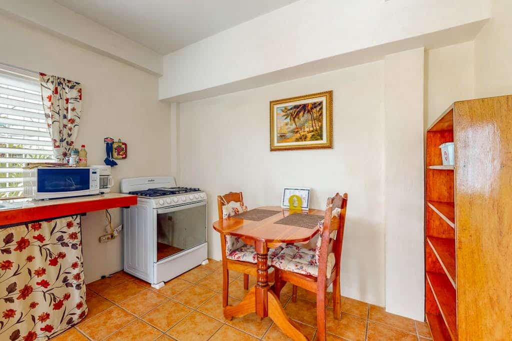 Cheerful, hotel-style studio w/ WiFi, picnic table, partial AC & bikes to use