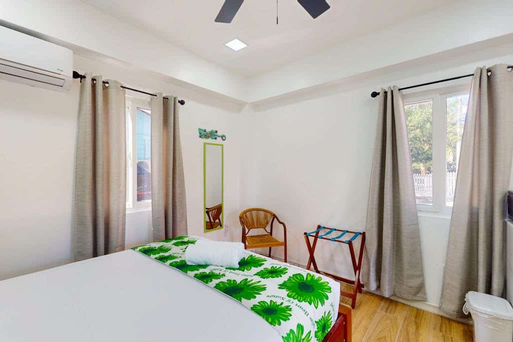Charming island cabana with central AC, bikes & picnic area near beach