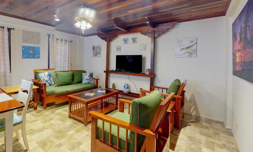 Air-conditioned suite with WiFi and a shared pool/terrace - walk to the beach