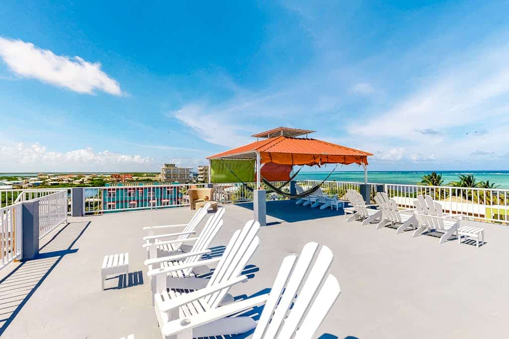 Ideally located apartment w/WiFi, partial AC & shared rooftop - steps to the sea