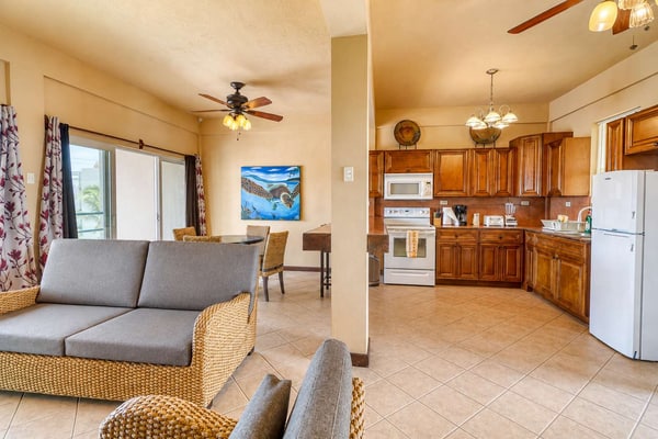 Apartment with WiFi, AC & shared outdoor pool - walk to the beach