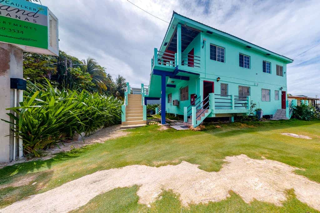 Bright studio w/ complimentary bikes, kitchen, picnic area, WiFi & partial AC