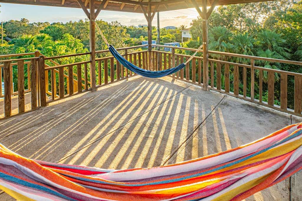 Spacious coastal house with outdoor pool, deck & near beach