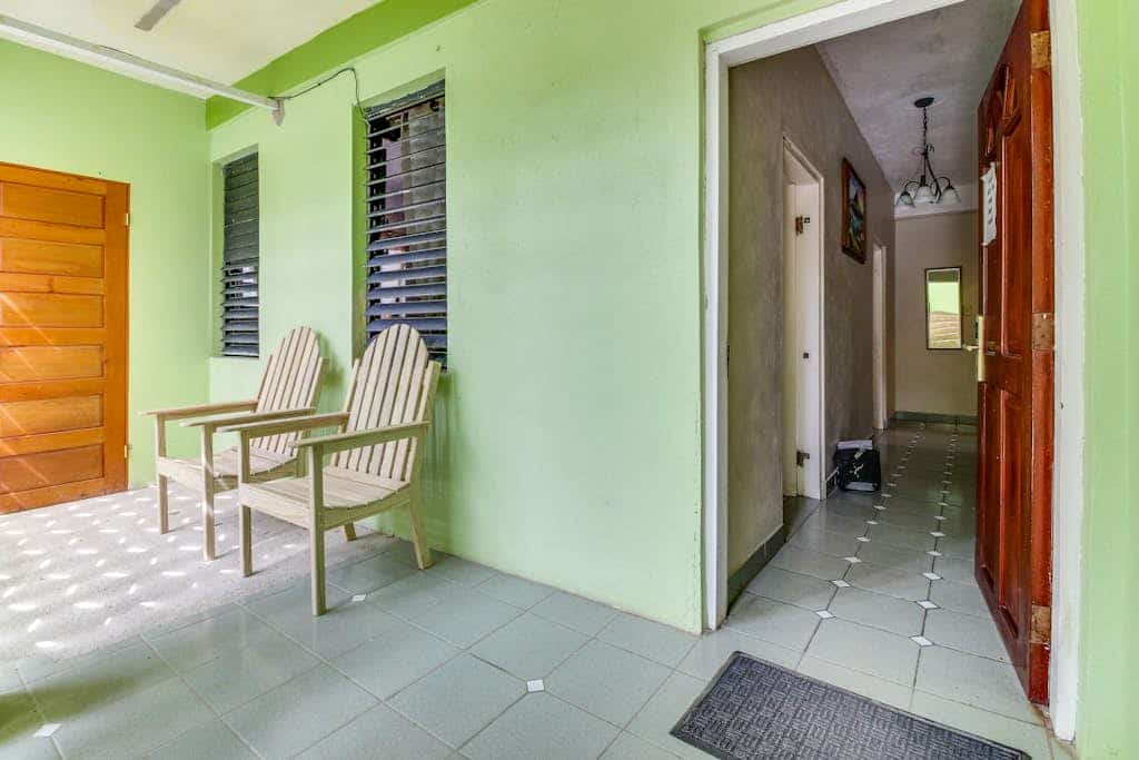 Lovely Home w/ Balcony, Great View, Shared Pool, AC & WiFi - Ideal for Day Trips