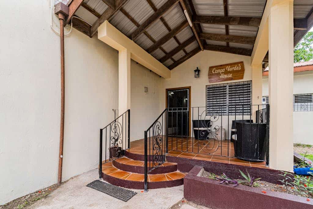 Tranquil single-level retreat with lush patio, hammock, & high-speed WiFi
