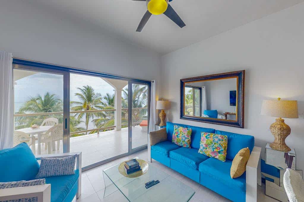 Oceanfront apartment on the beach with great ocean views, pool, WiFi & AC