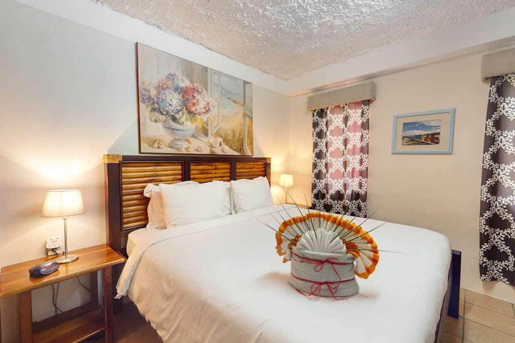 Perfectly located apartment w/ WiFi, AC, shared garden/pool - steps to seashore