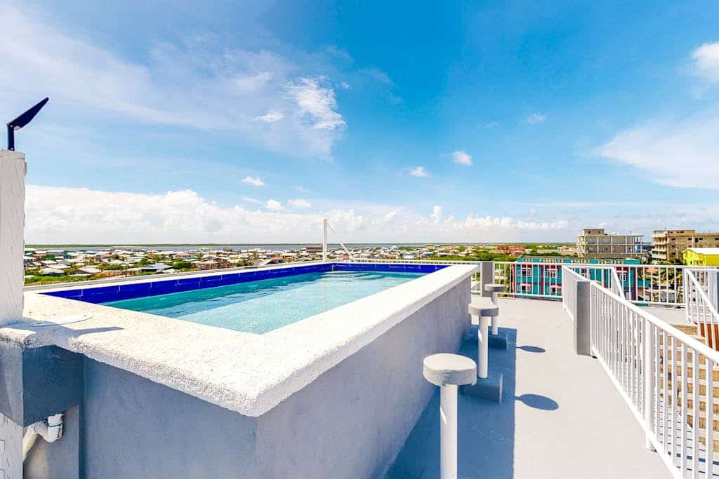 Inviting apartment w/ WiFi & partial AC - steps from the ocean, walk everywhere