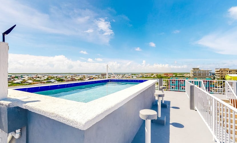Inviting apartment w/ WiFi & partial AC - steps from the ocean, walk everywhere