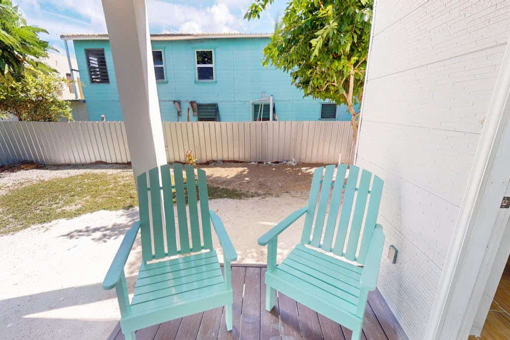 Cozy island cabana with central AC, bikes, BBQ area & walk-to-beach access