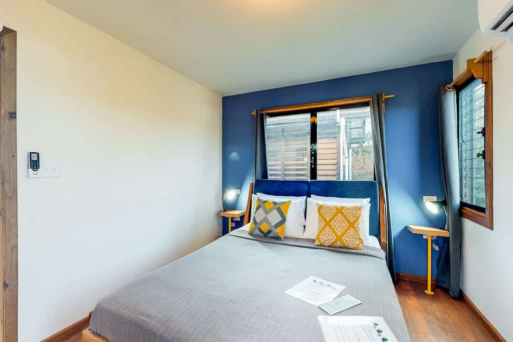 Treehouse cabana in a quiet area with veranda, WiFi & partial AC - walk to beach