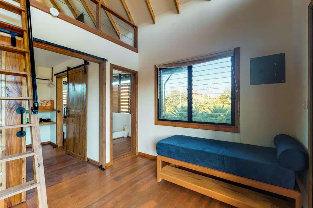 Treehouse cabana in a quiet area with veranda, WiFi & partial AC - walk to beach
