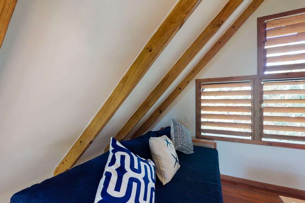 Quiet treehouse cabana with veranda, hammock, WiFi & partial AC - walk to beach
