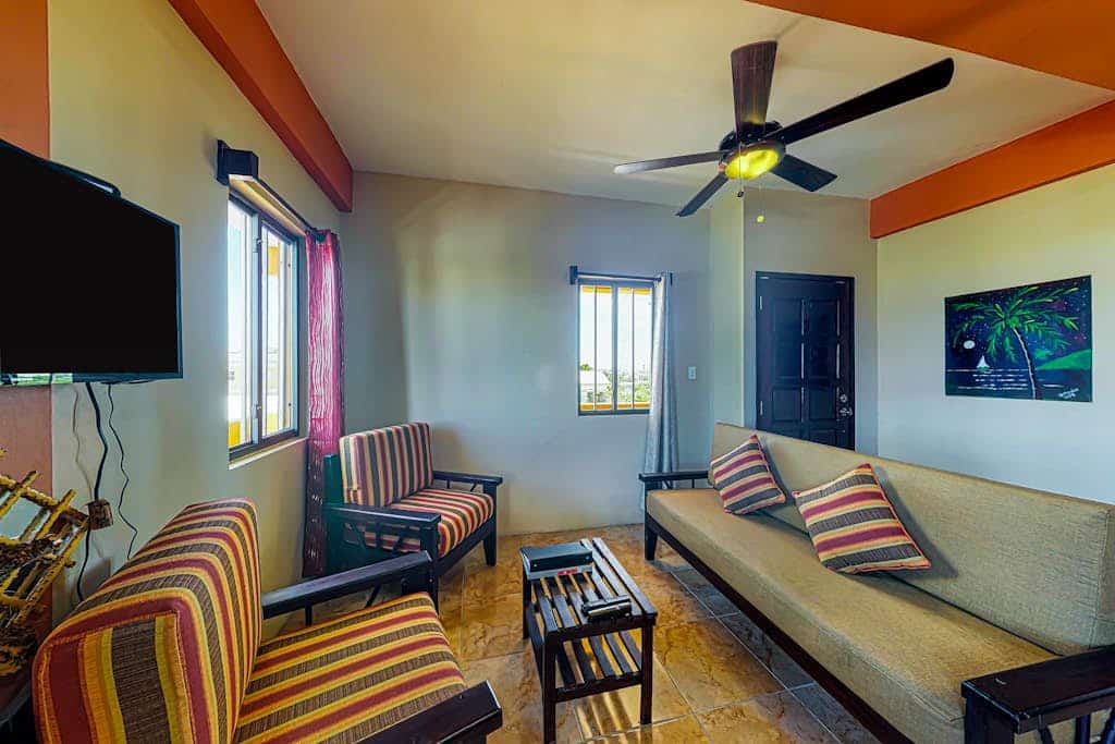 Apartment steps from the beach w/ amazing rooftop view - walk to town