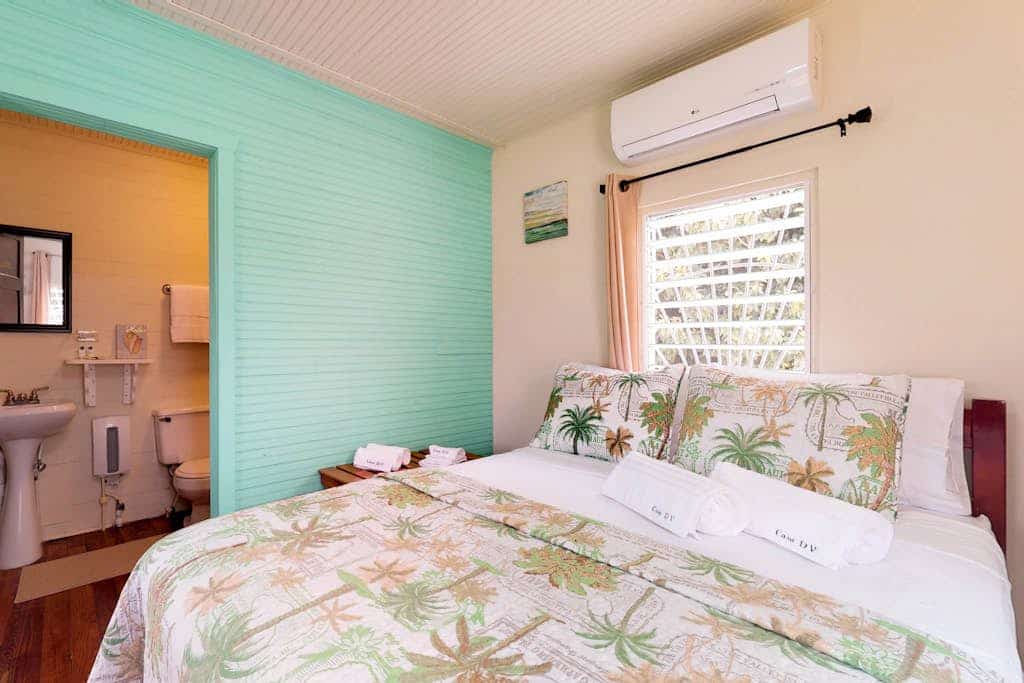 Colorful studio cabana with WiFi, partial AC, yard & picnic area - walk to town