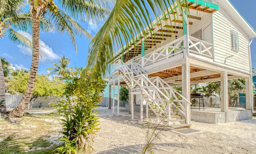 Island studio centrally located with balcony, hammock, & grill
