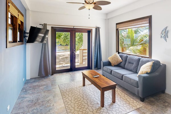 Beachfront suite with reef views - pool, bikes, canoes, dock, and grill access