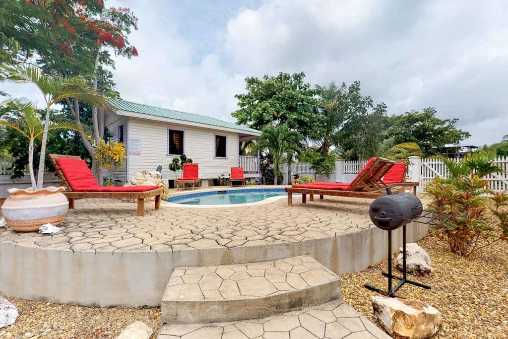 Romantic cabana w/ strong WiFi & shared pool/grill/enclosed yard-close to beach