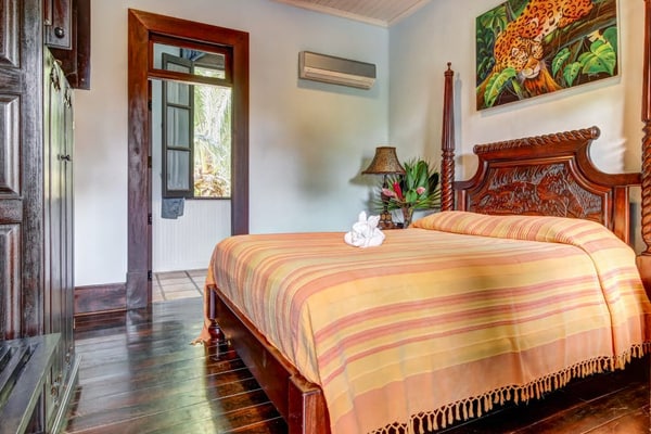 Lovely Suite with Riverfront Location, Pool, WiFi & AC