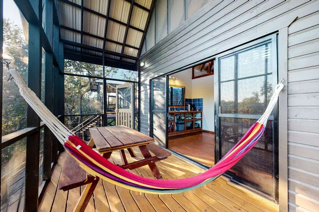 Romantic cabana with veranda, hammock, partial AC & WiFi - walk to the beach