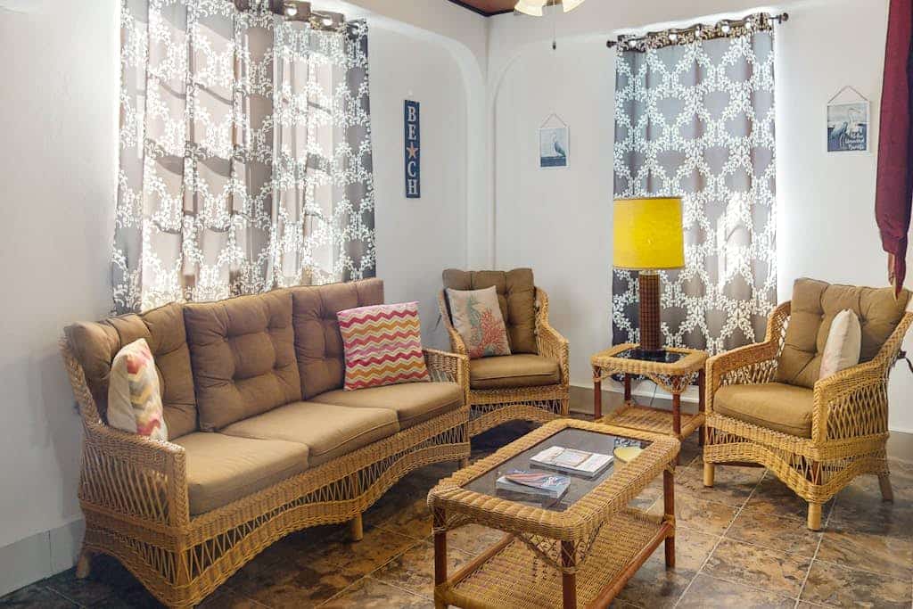 Third-floor apartment w/pool, garden view, WiFi, partial AC - 1 block to the sea