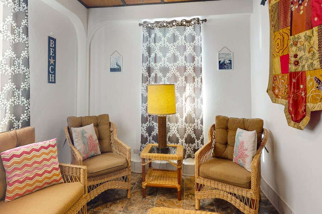 Third-floor apartment w/pool, garden view, WiFi, partial AC - 1 block to the sea
