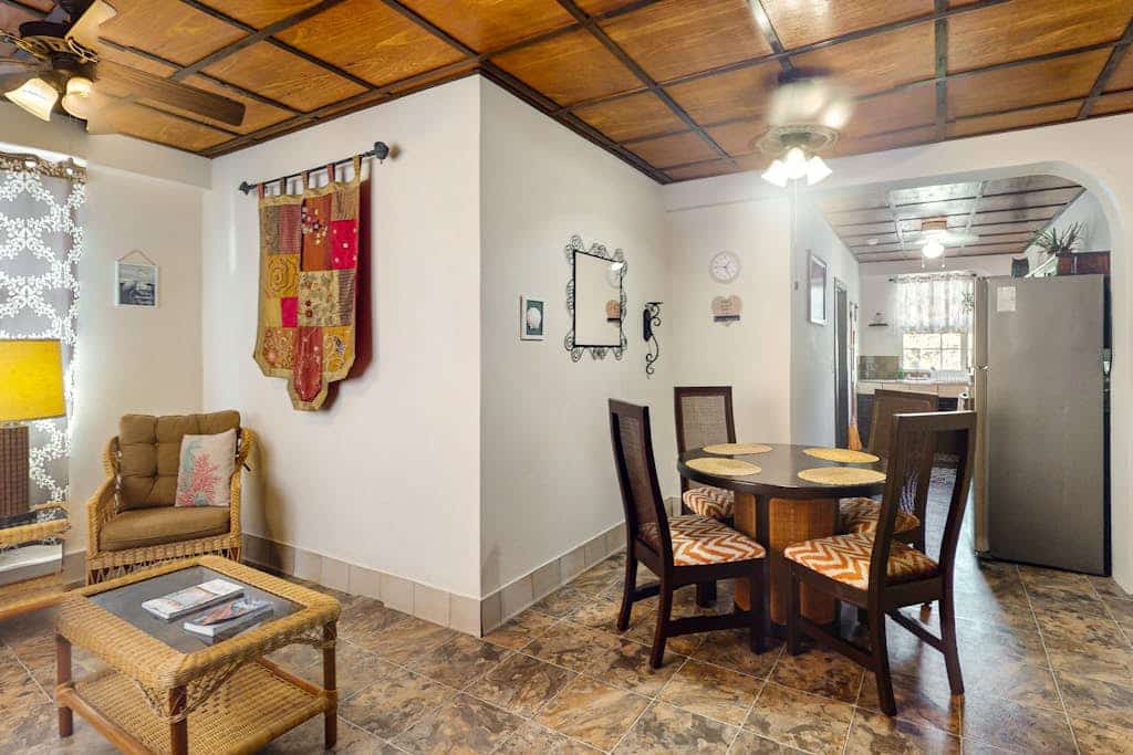Third-floor apartment w/pool, garden view, WiFi, partial AC - 1 block to the sea