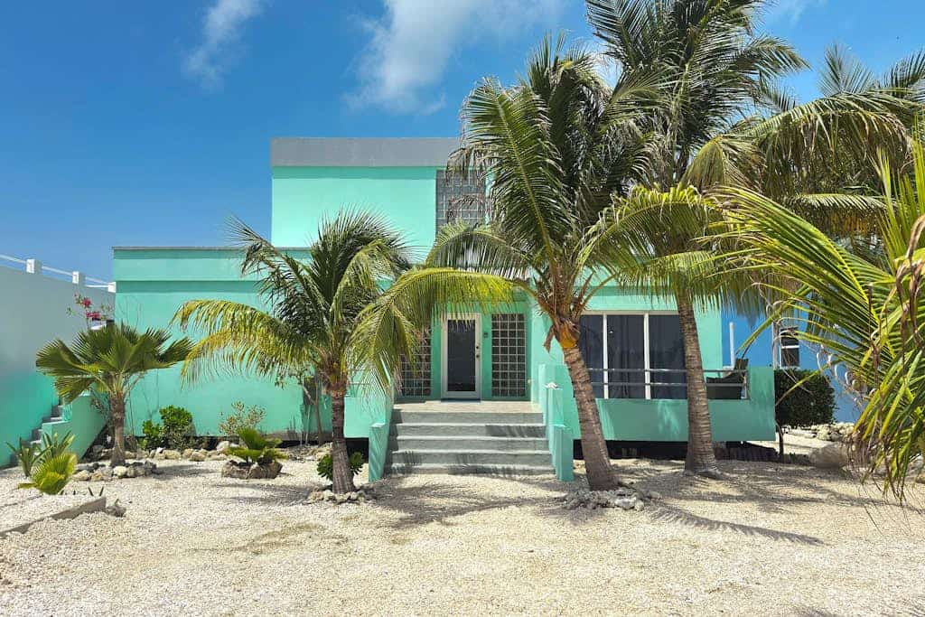 Escape to Paradise –Beautiful Lakeside Villa with pool access and WiFi