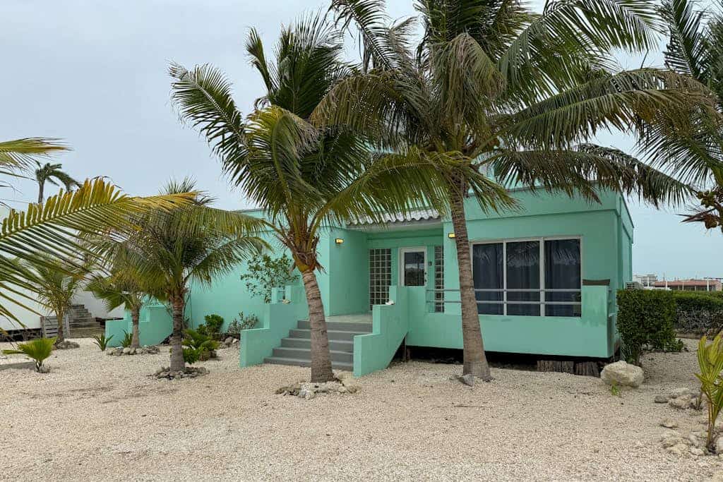 Escape to Paradise –Beautiful Lakeside Villa with pool access and WiFi