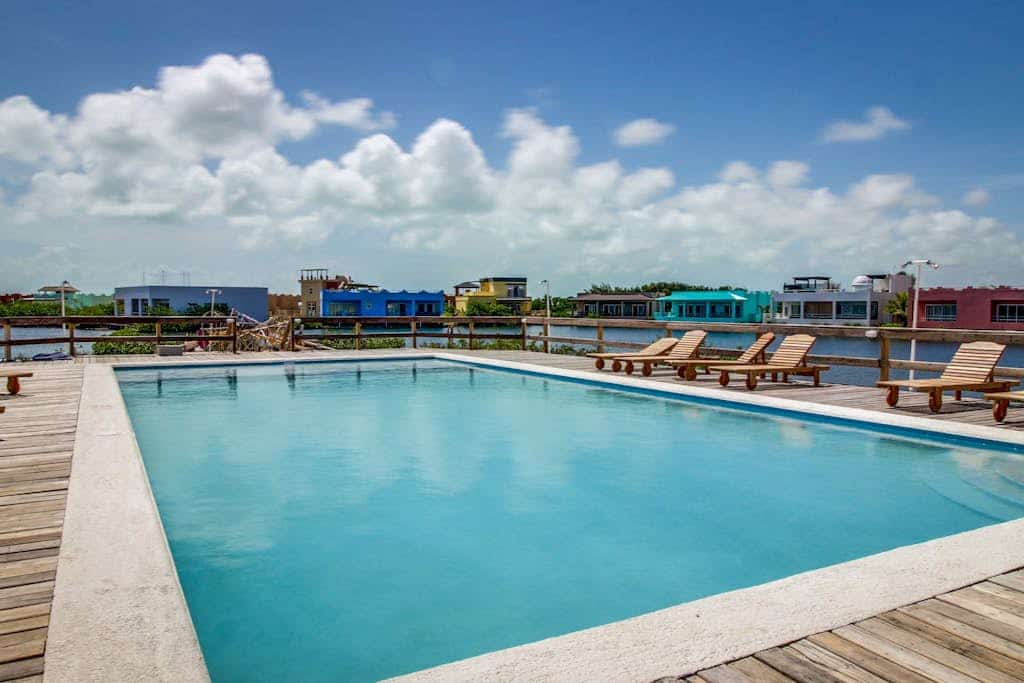 Beautiful condo w/WiFi, central AC, shared pool & central location