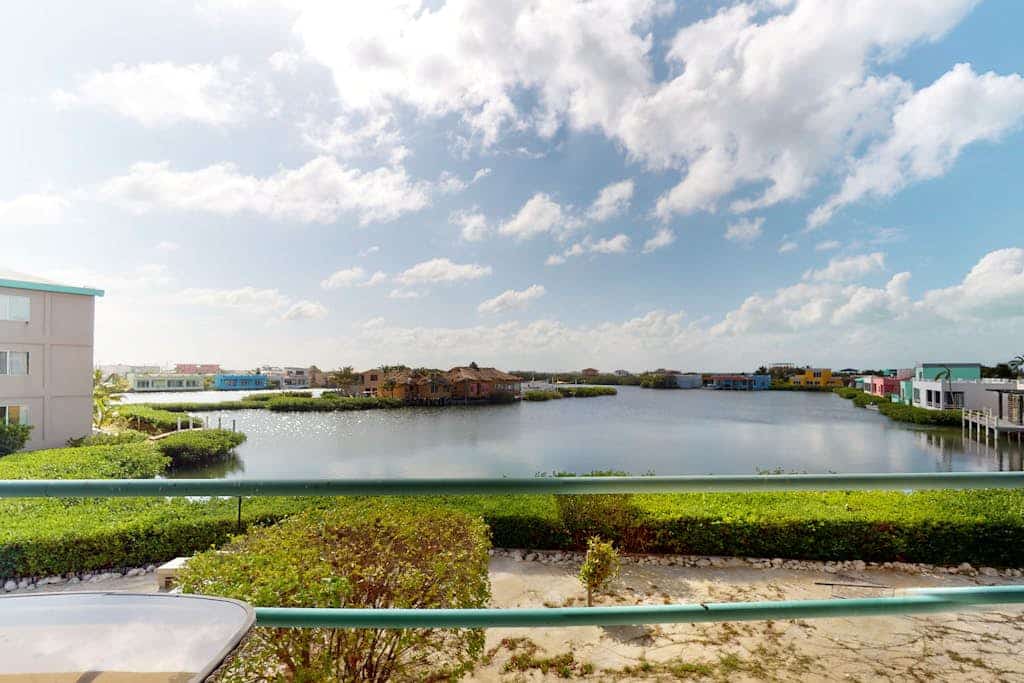Renovated, oceanfront condo with balcony, AC & outdoor pool - snowbird-friendly