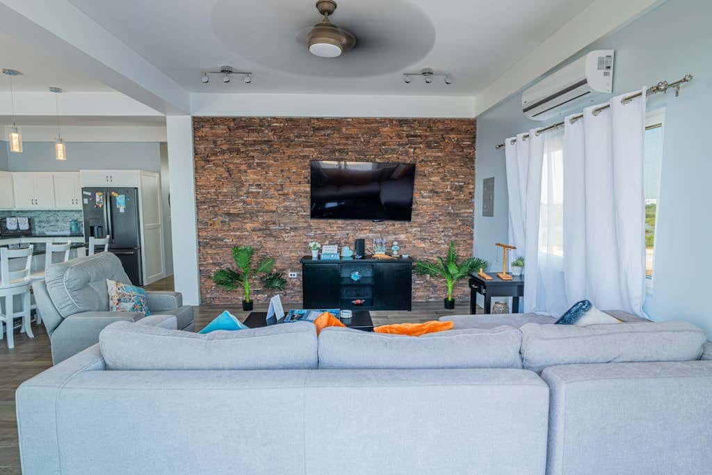 Poolside suite and second floor house at Lor-E-Lei House