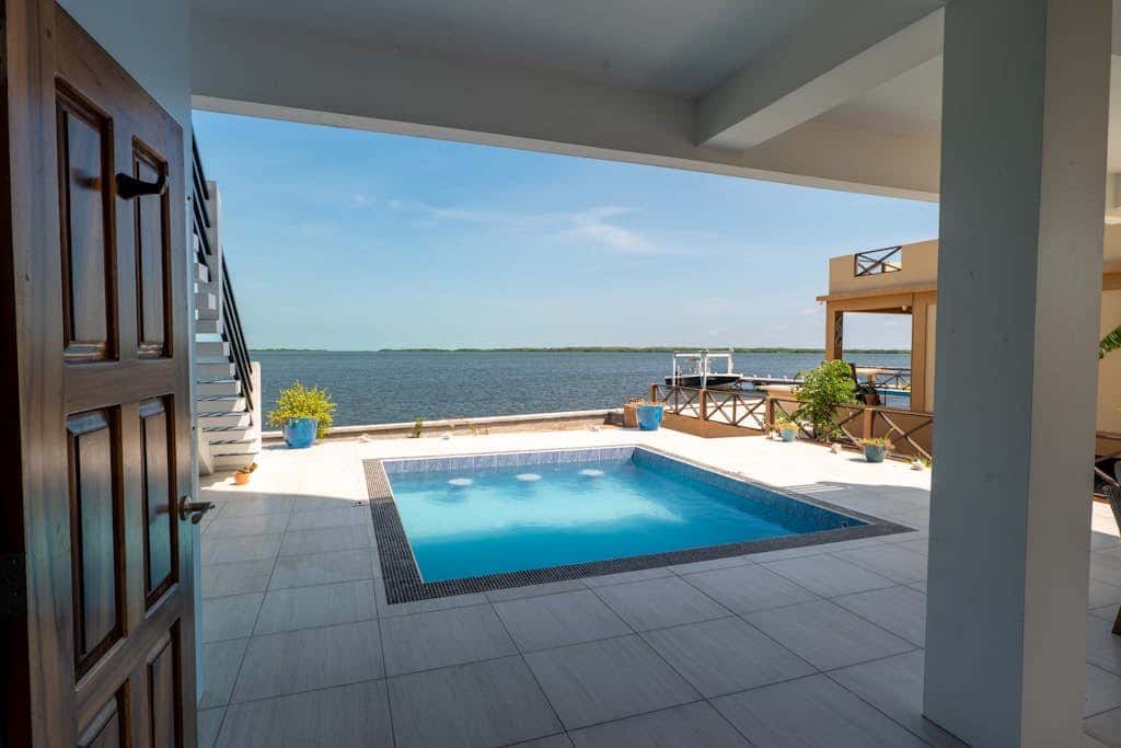 Poolside suite and second floor house at Lor-E-Lei House