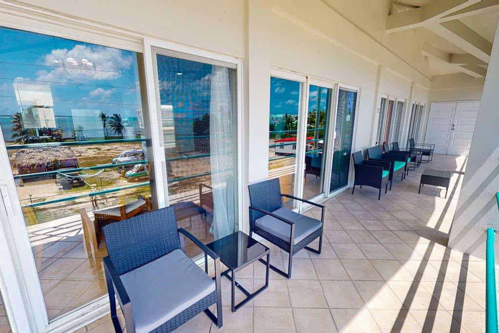 Steps from the sea third-floor apartment with shared pool & ocean-view balcony