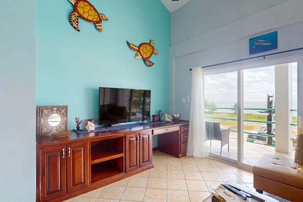 Steps from the sea third-floor apartment with shared pool & ocean-view balcony
