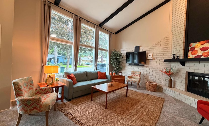 Enjoy a peaceful stay in Coeur d’Alene’s Fernan neighborhood, close to Fernan Lake and surrounded by beautiful scenery. This 3-bedroom, 2-bath home sleeps up to 7 guests and features a full kitchen, comfortable living spaces, private backyard, BBQ grill, WiFi, and free parking. Downtown Coeur d’Alene, Lake Coeur d’Alene, Tubbs Hill, and McEuen Park are also nearby, making it easy to enjoy outdoor adventures and local attractions.