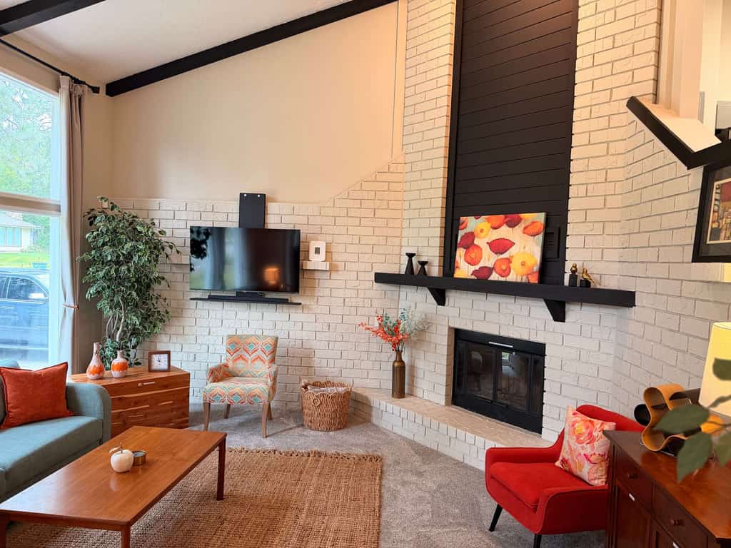 Enjoy a peaceful stay in Coeur d’Alene’s Fernan neighborhood, close to Fernan Lake and surrounded by beautiful scenery. This 3-bedroom, 2-bath home sleeps up to 7 guests and features a full kitchen, comfortable living spaces, private backyard, BBQ grill, WiFi, and free parking. Downtown Coeur d’Alene, Lake Coeur d’Alene, Tubbs Hill, and McEuen Park are also nearby, making it easy to enjoy outdoor adventures and local attractions.