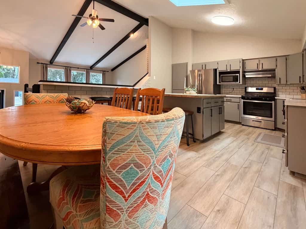Enjoy a peaceful stay in Coeur d’Alene’s Fernan neighborhood, close to Fernan Lake and surrounded by beautiful scenery. This 3-bedroom, 2-bath home sleeps up to 7 guests and features a full kitchen, comfortable living spaces, private backyard, BBQ grill, WiFi, and free parking. Downtown Coeur d’Alene, Lake Coeur d’Alene, Tubbs Hill, and McEuen Park are also nearby, making it easy to enjoy outdoor adventures and local attractions.