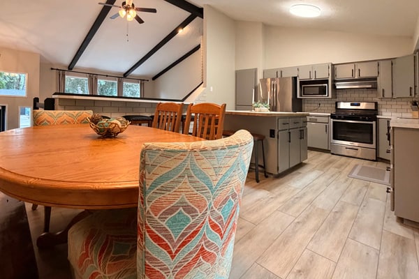 Enjoy a peaceful stay in Coeur d’Alene’s Fernan neighborhood, close to Fernan Lake and surrounded by beautiful scenery. This 3-bedroom, 2-bath home sleeps up to 7 guests and features a full kitchen, comfortable living spaces, private backyard, BBQ grill, WiFi, and free parking. Downtown Coeur d’Alene, Lake Coeur d’Alene, Tubbs Hill, and McEuen Park are also nearby, making it easy to enjoy outdoor adventures and local attractions.